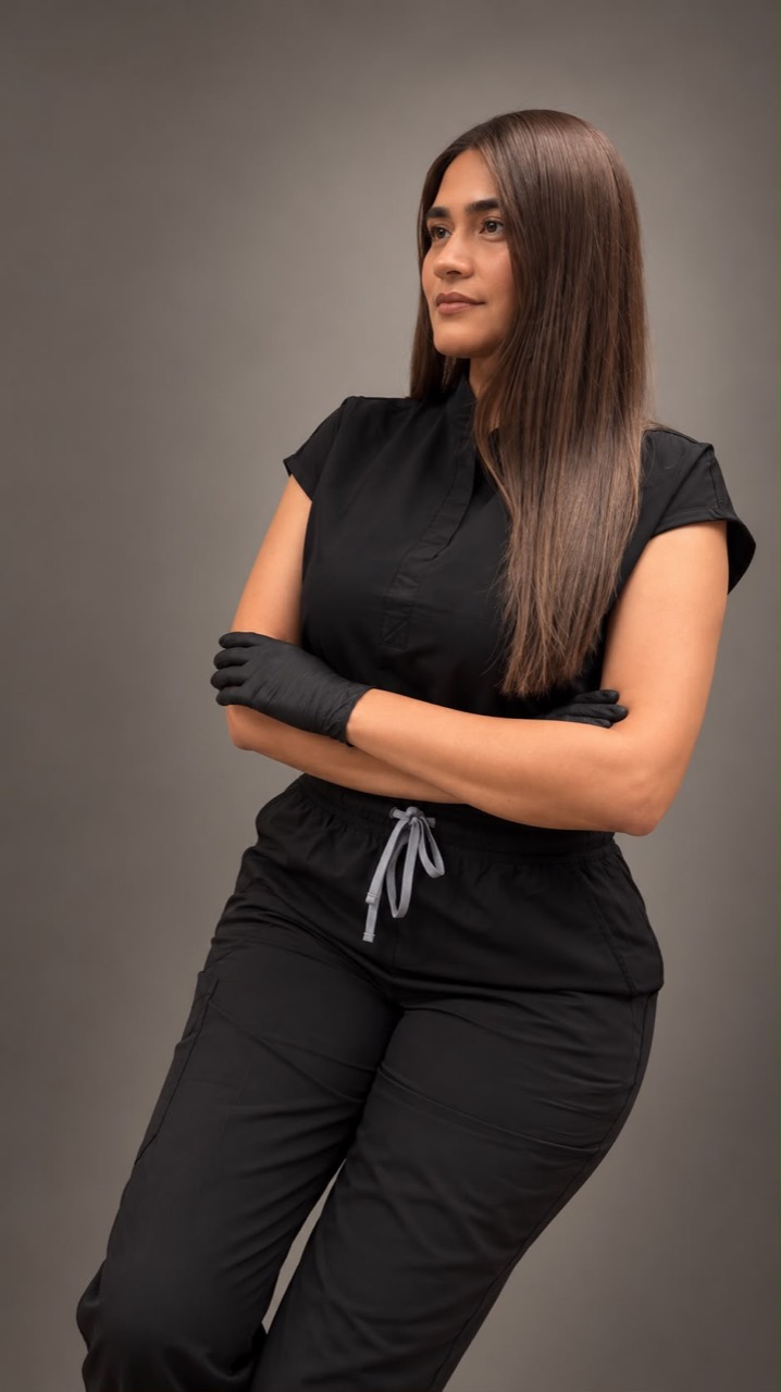 Retrato de perfil con uniforme negro en Beauty Med Spa by Eliex